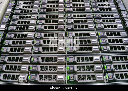 Archiviazione di database nella sala server del data center. Una moderna fattoria informatica. L'array di server viene installato in un rack sulla piattaforma tecnica di t. Foto Stock