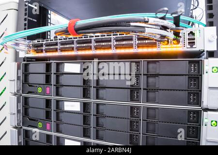 Connessione ad alta velocità dei server allo switch gestito. Tecnologie cloud . I moderni computer server vengono installati in un rack per data center Foto Stock