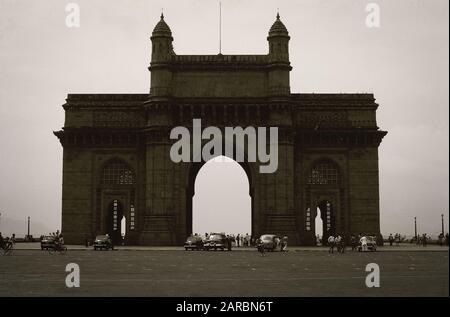 Bombay, India. Settembre 1971. Gateway of India è un monumento ad arco costruito all'inizio del ventesimo secolo nella città di Mumbai, nello stato indiano di Maharashtra. Foto Stock