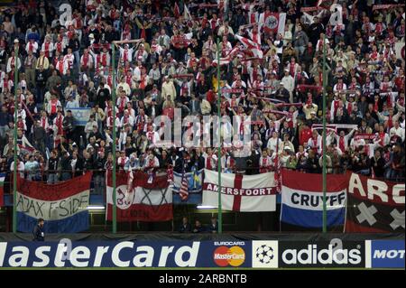 Milano Italia, 25 settembre 2002,' G.Meazza' Stadium, UEFA Champions League 2002/2003 ,FC Inter - FC Ajax : i fan di Ajax prima della partita Foto Stock