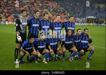 Milano Italia, 25 settembre 2002,' G.Meazza' Stadium, UEFA Champions League 2002/2003 ,FC Inter - FC Ajax : i giocatori Inter prima della partita Foto Stock