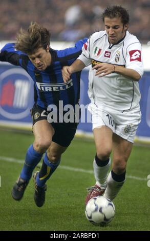 Milano Italia, 19 ottobre 2002, Stadio 'G.MEAZZA SAN SIRO', Campionato di Calcio Seria A 2002/2003, FC Inter - FC Juventus: Alessandro del Piero e Matias Almeyda in azione durante la partita Foto Stock