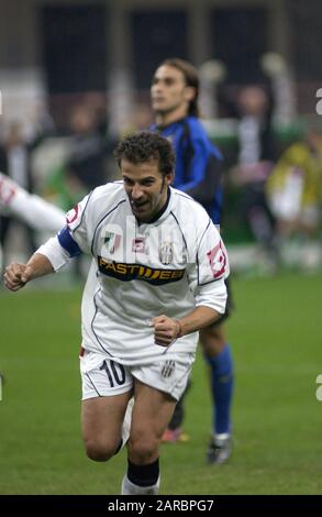 Milano Italia, 19 ottobre 2002, Stadio 'G.MEAZZA SAN SIRO', Campionato di Calcio Seria A 2002/2003, FC Inter - FC Juventus: Alessandro del Piero festeggia dopo il traguardo Foto Stock