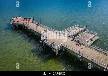 Vista aerea su Gdansk Brzezno pier con molte persone. Foto Stock