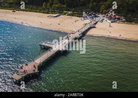 Vista aerea su Gdansk Brzezno pier con molte persone. Foto Stock