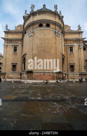 Piazza della Steccata nel centro di Parma, Emilia-Romagna, Italia, con il Santuario di Santa Maria della Steccata, risalente al 16th secolo, monumentale chiesa rinascimentale Foto Stock