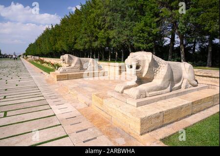 Strada pedonale Lions che conduce al Mausoleo Ataturk ad Ankara, Turchia. I leoni rappresentano 24 Tribù turkiche Oghuz. Foto Stock