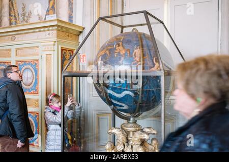 Roma, Italia - 3 Gennaio 2020: I Turisti Al Museo Vaticano. Un globo celeste di Giovanni Antonio Vanosino in1567, che mostra la principale constella tolemaica Foto Stock