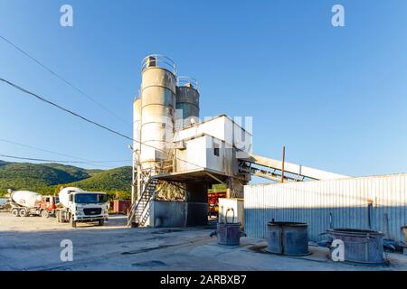 malta, cementificio, officina per la produzione di calcestruzzo e cemento armato. Usato, arrugginito e polveroso. Bunker, erogatori, calcestruzzo Foto Stock