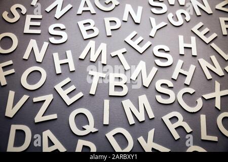 Solido misto lettere pila closeup photo. Istruzione il concetto di sfondo Foto Stock