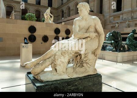 Scultura in marmo nel cortile Cour Marly nell'ala Richelieu del Museo del Louvre (Musée du Louvre) a Parigi, Francia Foto Stock