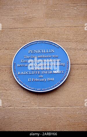 Placca blu che commemora la scoperta della penicillina all'infermeria di Radcliffe, Oxford, nel 1941 Foto Stock