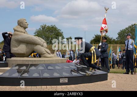 Sfilata e servizio annuale del Battle of Britain Memorial Day, con la partecipazione di 200 cadetti del corpo di addestramento dell'aria di Shoreham, Capel-le-Ferne, vicino Folkstone, Kent UK Foto Stock