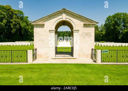 Il cimitero di guerra di Durnbach è il resto finale di 2960 soldati morti in WW2 Foto Stock