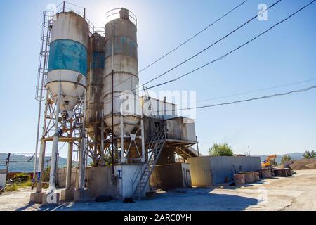 malta, cementificio, officina per la produzione di calcestruzzo e cemento armato. Usato, arrugginito e polveroso. Bunker, erogatori, calcestruzzo Foto Stock
