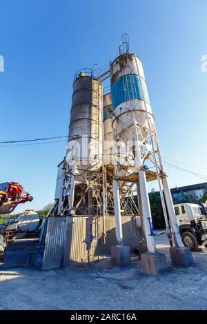 malta, cementificio, officina per la produzione di calcestruzzo e cemento armato. Usato, arrugginito e polveroso. Bunker, erogatori, calcestruzzo Foto Stock