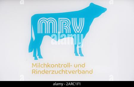 27 gennaio 2020, Mecklenburg-Vorpommern, Güstrow: Il logo della Milchkontoll-und Rinderzuchtverband (MRV) è esposto alla Giornata Dei Dairy Farmers della Bundesverband Deutscher Milchviehhalter (BDM). La situazione degli allevatori di latte nel Mecklenburg-Pomerania occidentale rimane precaria secondo la MRV (Milk Control and Cattle Breeding Association). Il prezzo del latte di 31 centesimi al kg è attualmente troppo basso. Foto: Stefan Sauer/Dpa Foto Stock