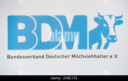 27 gennaio 2020, Mecklenburg-Vorpommern, Güstrow: Il logo dell'Associazione tedesca dei coltivatori di latte (BDM) è esposto alla Giornata Dei coltivatori di latte. (BDM). La situazione degli allevatori di latte nel Mecklenburg-Pomerania occidentale rimane precaria secondo la MRV (Milk Control and Cattle Breeding Association). Il prezzo del latte di 31 centesimi al kg è attualmente troppo basso. Foto: Stefan Sauer/Dpa Foto Stock