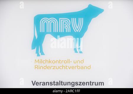 27 gennaio 2020, Mecklenburg-Vorpommern, Güstrow: Il logo della Milchkontoll-und Rinderzuchtverband (MRV) è esposto alla Giornata Dei Dairy Farmers della Bundesverband Deutscher Milchviehhalter (BDM). La situazione degli allevatori di latte nel Mecklenburg-Pomerania occidentale rimane precaria secondo la MRV (Milk Control and Cattle Breeding Association). Il prezzo del latte di 31 centesimi al kg è attualmente troppo basso. Foto: Stefan Sauer/Dpa Foto Stock