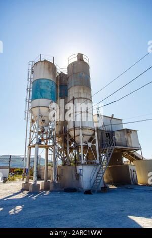 malta, cementificio, officina per la produzione di calcestruzzo e cemento armato. Usato, arrugginito e polveroso. Bunker, erogatori, calcestruzzo Foto Stock