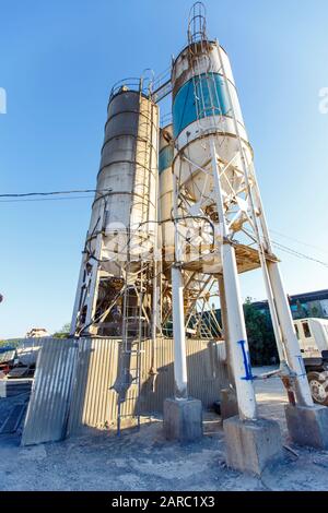 malta, cementificio, officina per la produzione di calcestruzzo e cemento armato. Usato, arrugginito e polveroso. Bunker, distributori. Foto Stock