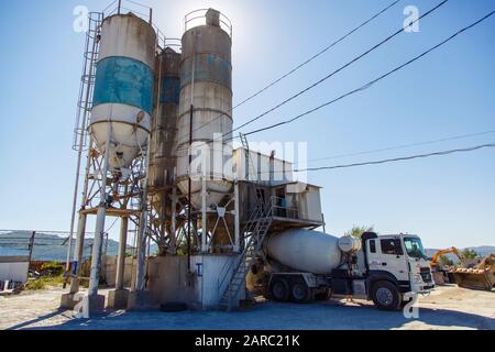 malta, cementificio, officina per la produzione di calcestruzzo e cemento armato. Usato, arrugginito e polveroso. Bunker, erogatori, calcestruzzo Foto Stock