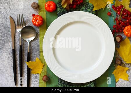 Autunno rustico tavolo. Messa a tavola del raccolto di ringraziamento o di autunno su tavola di pietra o di ardesia. Vista dall'alto di un piatto. Spazio libero per il testo. Foto Stock