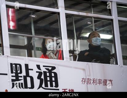 Hong Kong, Hong Kong, Cina. 13th Gen 2020. I visitatori dei North Point Markets arrivano in tram durante il Lunar New Year, con molti consigli per indossare maschere chirurgiche contro il nuovo coronavirus dalla Cina. Credit: Jayne Russell/Zuma Wire/Alamy Live News Foto Stock