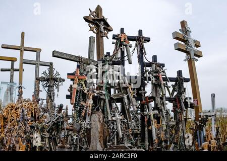 Centinaia di croci in legno presso il sito di pellegrinaggio della collina Delle Croci in Lituania Foto Stock