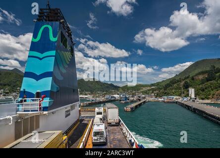 Traghetto Interislander, MS Kaitaki, che si avvicina al terminal dei traghetti di Picton, Marlborough Region, South Island, Nuova Zelanda Foto Stock