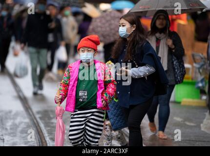 Hong Kong, Cina. 27th Gen 2020. North Point Markets sono aperti durante il nuovo anno lunare, con molti consigli per indossare maschere chirurgiche contro il nuovo coronavirus dalla Cina. Altri ignorano gli avvertimenti nonostante sui casi locali che coinvolgono un uomo.Shoppers del punto del nord al mercato indossano le maschere. Immagine D'Archivio Di Alamy/Jayne Russell Credit: Jayne Russell/Alamy Live News Foto Stock