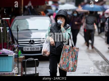 Hong Kong, Cina. 27th Gen 2020. North Point Markets sono aperti durante il nuovo anno lunare, con molti consigli per indossare maschere chirurgiche contro il nuovo coronavirus dalla Cina. Altri ignorano gli avvertimenti nonostante sui casi locali che coinvolgono un uomo.Shoppers del punto del nord al mercato indossano le maschere. Immagine D'Archivio Di Alamy/Jayne Russell Credit: Jayne Russell/Alamy Live News Foto Stock