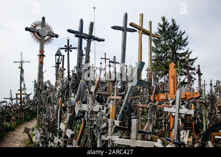 Abbondanza di croci in un luogo santo di pellegrinaggio Foto Stock