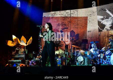 Lipsia, Germania. 25th Gen 2020. Dopo quattro anni di baby break della cantante Stefanie Kloß Silbermond sono tornati nel loro nuovo tour 'Schritte' nel 2020, dove la band ha avuto il loro primo gioco di casa della formazione Sassonia-Born nella 'Quarterback Arena Leipzig'. Il tour continuerà fino all'estate 2020. Credito: Nico Schimmelpfennig/dpa-Zentralbild/ZB/dpa/Alamy Live News Foto Stock