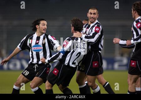 Torino Italia, 12 marzo 2003, Stadio "De Alpi", UEFA Champions League 2002/2003, FC Juventus- RC Deportivo la Coruna: Ciro Ferrara festeggia dopo il traguardo Foto Stock