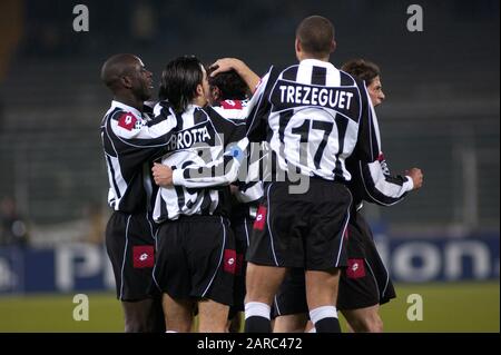 Torino Italia, 12 marzo 2003, Stadio delle Alpi, UEFA Champions League 2002/2003, FC Juventus- RC Deportivo la Coruna: I giocatori Juventus celebrano l'obiettivo del Ciro Ferrara Foto Stock