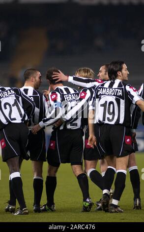 Torino Italia, 12 marzo 2003, Stadio "De Alpi", UEFA Champions League 2002/2003, FC Juventus- RC Deportivo la Coruna: Ciro Ferrara festeggia dopo il traguardo Foto Stock