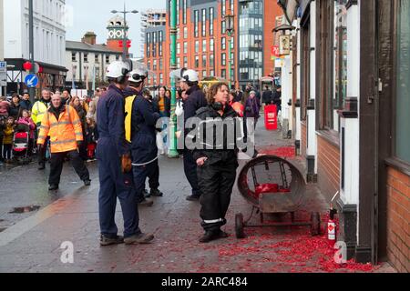 I petardi sono illuminati in una gabbia protettiva, mentre migliaia di persone partecipano alle celebrazioni del Capodanno cinese nel quartiere China Town di Liverpool. Foto Stock