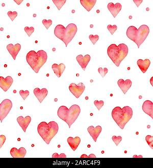 Modello senza cuciture con disegnati a mano cuore ad acquerello. Dipinto a mano pattern. Romantico ornamento per il giorno di San Valentino. Illustrazione di inchiostro. Isolato su bianco bac Foto Stock