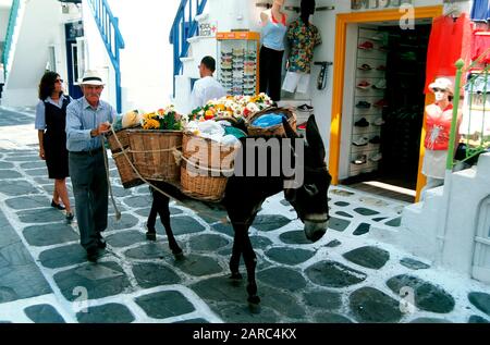 Vendita di frutta e fiori da un asino nella città di Mykonos, Mykonos, Grecia, Europa Foto Stock