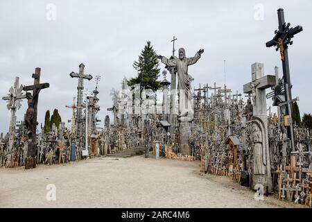 Ampio angolo di vista dell'ingresso alla collina Delle Croci in Lituania Foto Stock