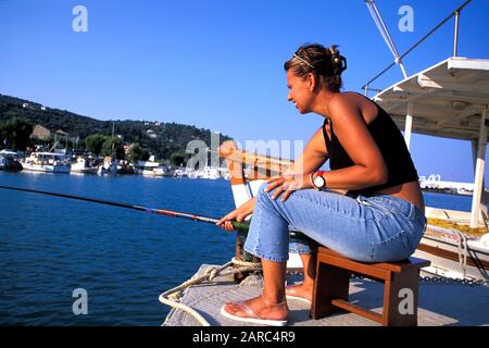 Pesca nel porto di Kymi, Eubea, Grecia, Europa Foto Stock