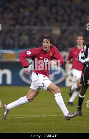 Torino Italia, 12 marzo 2003, Stadio delle Alpi, UEFA Champions League 2002/2003, FC Juventus- FC Manchester United: Van Nistelrooy in azione durante la partita Foto Stock