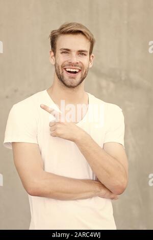 Ideale tratti che rendono l'uomo fisicamente attraente. Ragazzo barbuto  stile casual close up. Affascinante sorriso. Maschio standard di bellezza.  Bel uomo elegante acconciatura. Bel uomo caucasico sfondo grigio Foto stock  - Alamy