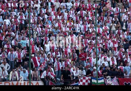 Milano Italia 23 aprile 2003, Stadio 'G.MEAZZA SAN SIRO', UEFA Champions League 2002/2003, AC Milan - FC Ajax:Ajax tifosi prima della partita Foto Stock