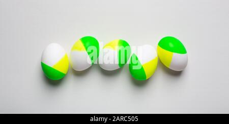 Cinque uova di pasqua di colore verde giallo, orientamento verticale Foto Stock