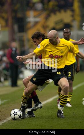 Milano Italia 18 marzo 2003, Stadio 'G.MEAZZA SAN SIRO', UEFA Champions League 2002/2003, AC Milan - Borussia Dortmund: Jan Koller e Paolo Maldini in azione durante la partita Foto Stock