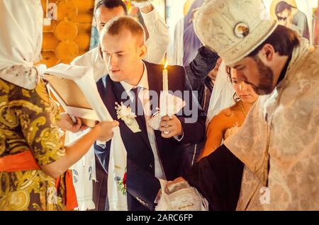 Nozze ucraine Ucraina Lutsk 24.10.2014. Ucraino tradizione di nozze. Foto Stock