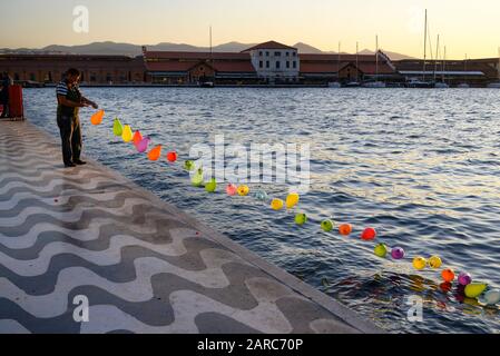 Uomo con palloncini sul Kordon, il lungomare di Izmir, Turchia sulla costa Egeo Foto Stock