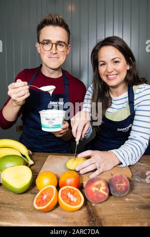 Embarged TO 0001 MARTEDÌ 28 GENNAIO, 2020EDITORIAL USA SOLO Tom e Giovanna Fletcher co-ospitare una salutare lezione di cucina accanto a Danone, insegnando alle famiglie come creare ricette per la colazione semplici e veloci, per lanciare la nuova gamma di yogurt Danone. Foto PA. Data Di Emissione: Martedì 28 Gennaio 2020. La ricerca di Danone suggerisce che oltre la metà dei millennial dicono che vogliono che i marchi alimentari offrano prodotti fatti con meno ingredienti, con i genitori in questa fascia di età che dicono che erano più probabili comprare i prodotti alimentari per i loro bambini che sono fatti da alcuni ingredienti riconoscibili. Il credito fotografico dovrebbe leggere: Foto Stock